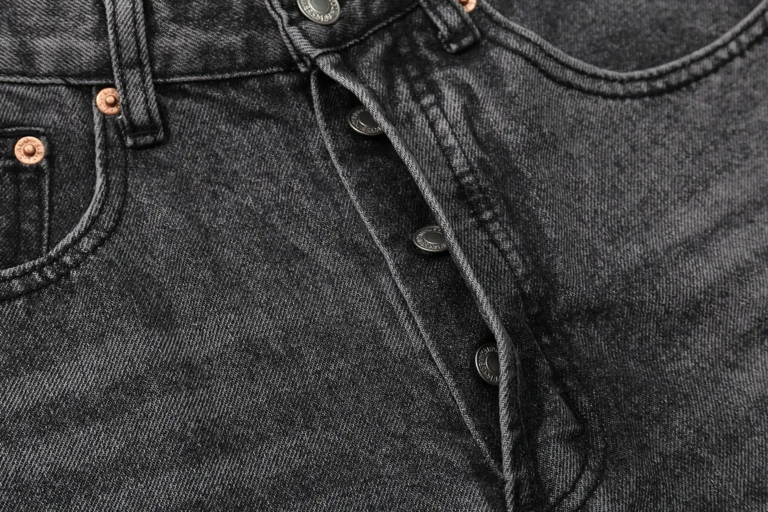 P230 model number: D218 GALLERY DEPT & Chrome hearts. Spliced cross loose washed flared jeans to truly restore the ultimate vintage texture. The original hardware accessories, washed and other elevators, QR code analysis are all purchased from the original factory, with high degree of restoration. You are welcome to compare the products~ Three-dimensional version, loose and comfortable, not picky about the figure, taller and slimmer, factory Seiko, original quality control, same style for men and women, can be matched with couples, versatile recommendation, must-have jeans for all seasons Trendy people have been disappointed. From the quality selection of fabrics, the tailoring of details, and the matching of patterns, everything is impeccable! The upper body is so handsome when worn...it can be easily worn by men, women and children! The craftsmanship uses heavy-duty washed pure cotton denim fabric. After washing, it is soft and thick. It is very stylish when worn on the body. Size: 28, 30, 32, 34, 36 (S-XXL) Color: Stitching